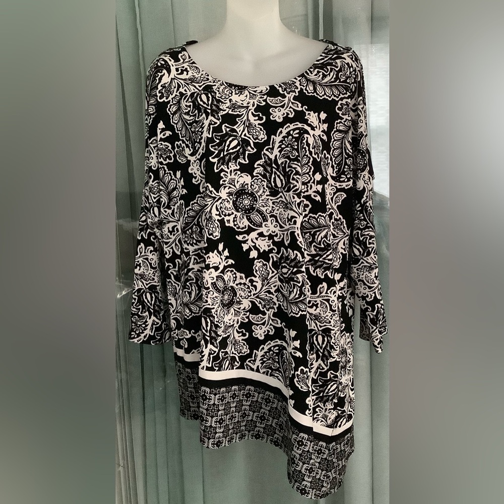 EST. 1946 COLD SHOULDER TUNIC TOP WITH ANGLED BOTTOM 🌻